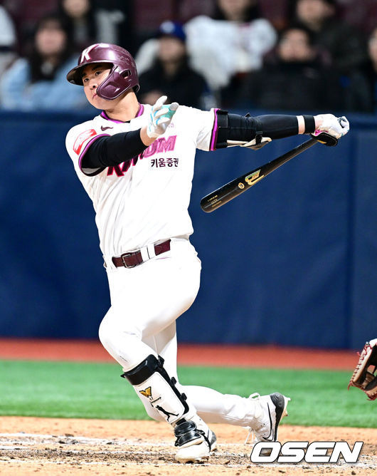 군대 가야 하는데 아쉽네...'솔로+투런' 연타석 홈런 쾅쾅, 투수에서 타자 전향 1차지명 터졌다