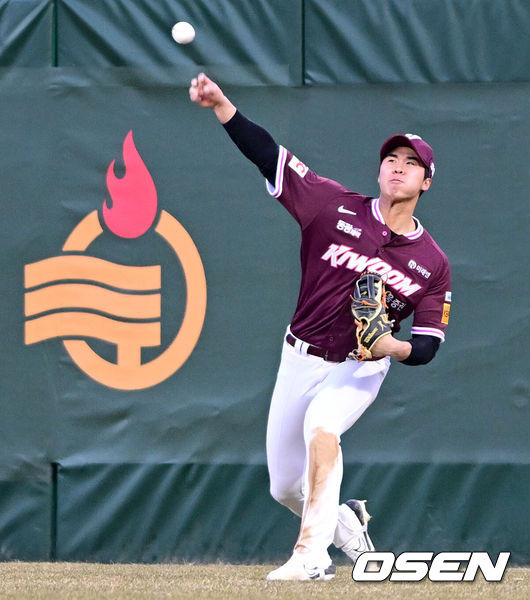 군대 가야 하는데 아쉽네...'솔로+투런' 연타석 홈런 쾅쾅, 투수에서 타자 전향 1차지명 터졌다