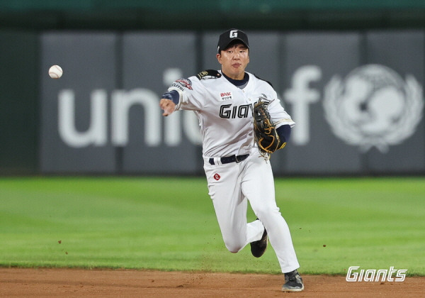 '50억 FA' 노진혁, '예비 FA' 박승욱도 해결 못한 롯데 유격수 고민, '04년생' 신예가 해답? OPS 1.583 무력 시위