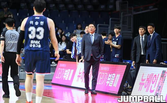 [농구일기] 19점 차 역전패라니…‘유종의 미’마저 실패한 디펜딩 챔피언