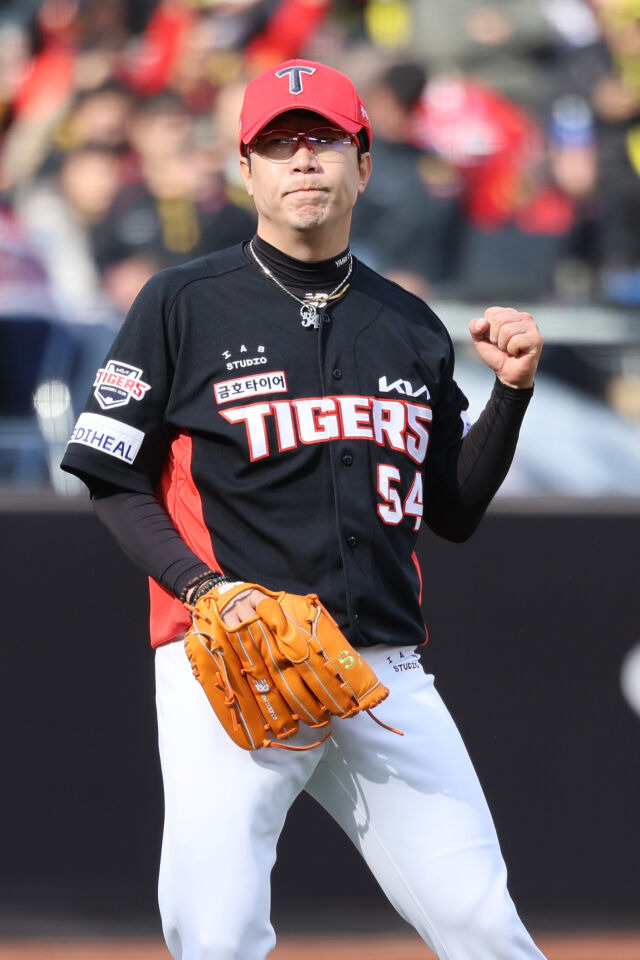 중심타선 7안타 7타점 대폭발, 'LG맨' 장현식 데뷔전... LG, KIA에 8-2 기선제압 [MD잠실]