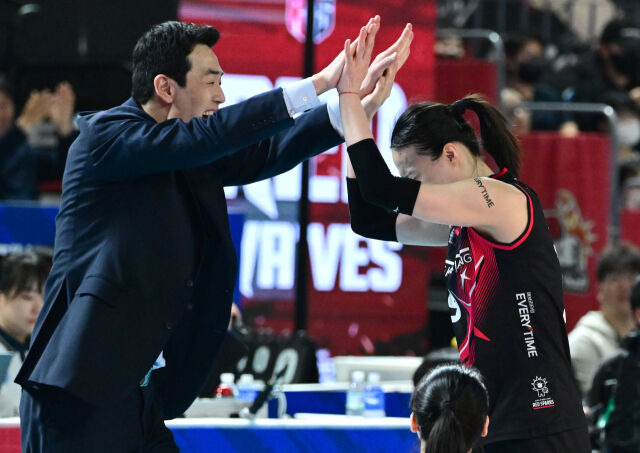 고희진 꿈 이뤘다, 김연경 못 떠나! 메가+부키리치 71점 폭격, 정관장 0-2→3-2 대역전승…무려 4744일 만에 챔프전 승리 [MD대전]