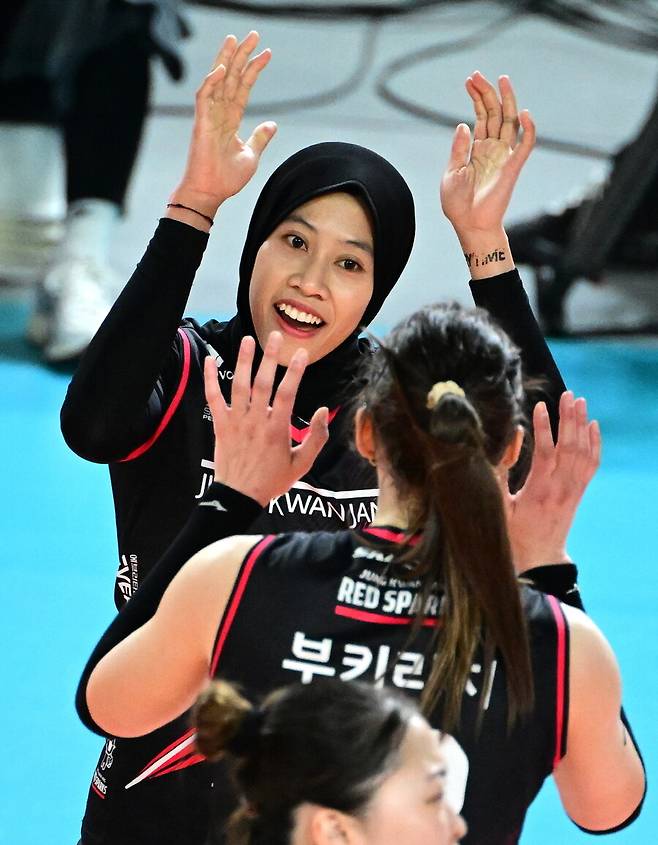 '김연경 은퇴 미뤘다' 정관장 대역전 드라마…메가 40득점 대폭발, 벼랑 끝에서 1승 만회