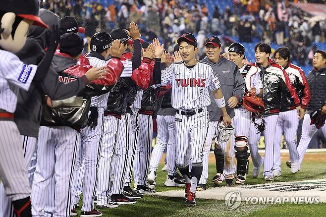 프로야구 1위 LG, KIA 완파…창단 후 개막 10경기 최고 승률(종합)