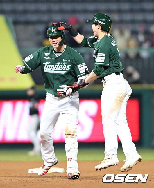 외인vs외인 벤치클리어링 발발! 혼돈의 문학…‘오태곤 11회 극적 끝내기 폭발’ SSG, KT 잡고 2연승 [인천 리뷰]