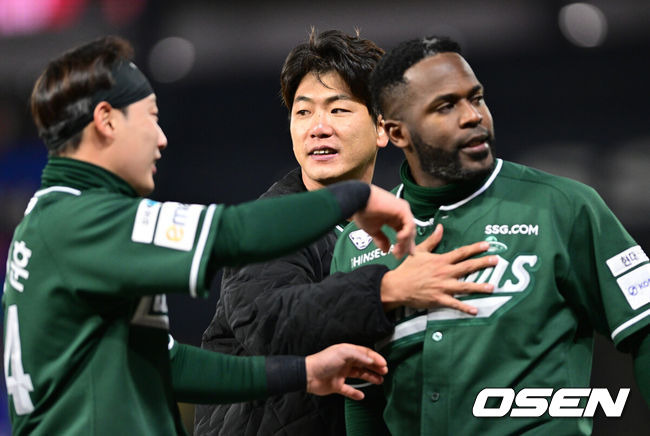 외인vs외인 벤치클리어링 발발! 혼돈의 문학…‘오태곤 11회 극적 끝내기 폭발’ SSG, KT 잡고 2연승 [인천 리뷰]