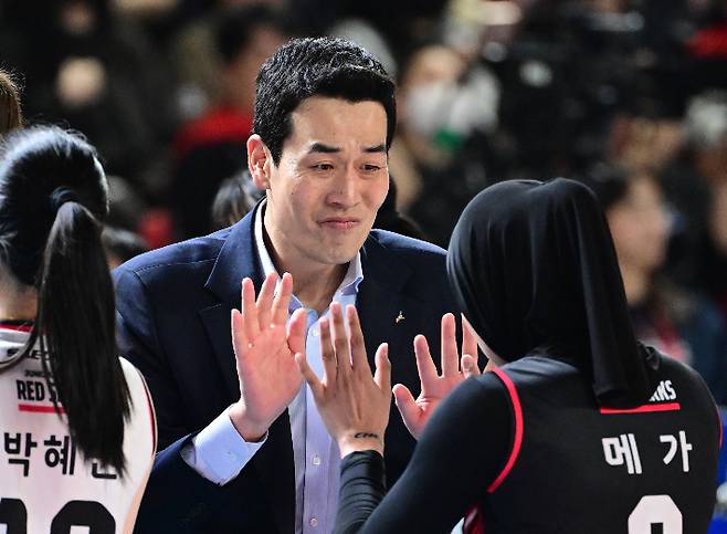 지친 메가, 남자친구 이름에 '번쩍'…고희진 감독