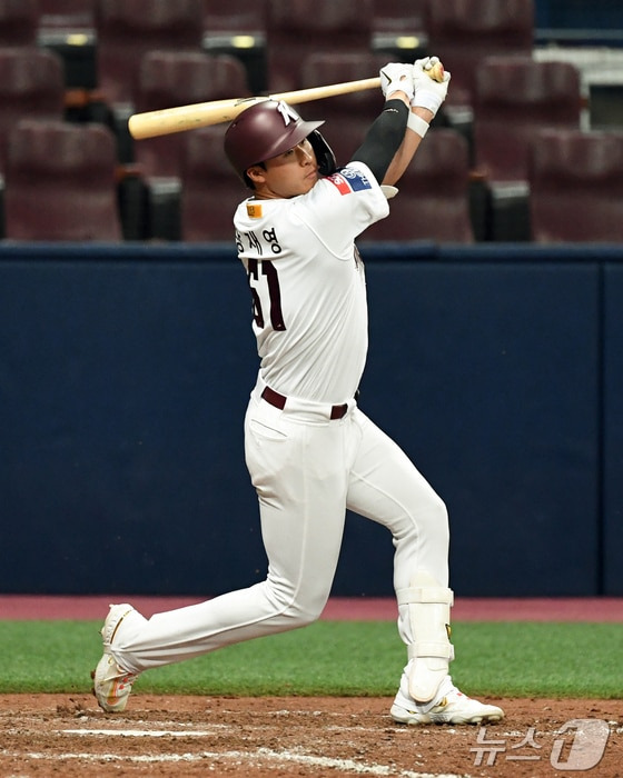 괴력 미쳤다! '9억팔→타자 전향' 장재영, 연타석포 쾅쾅! 3볼넷 5출루 원맨쇼...군대 보내기 아깝네