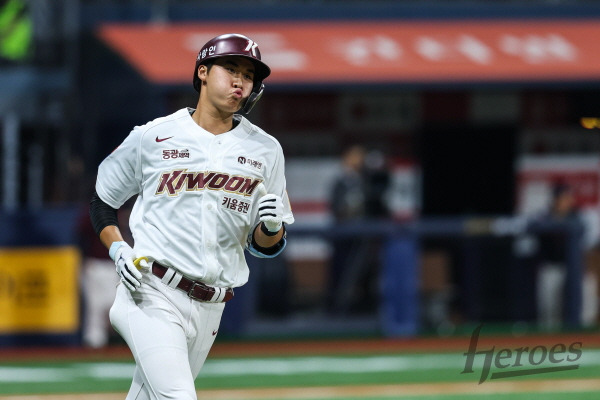 괴력 미쳤다! '9억팔→타자 전향' 장재영, 연타석포 쾅쾅! 3볼넷 5출루 원맨쇼...군대 보내기 아깝네