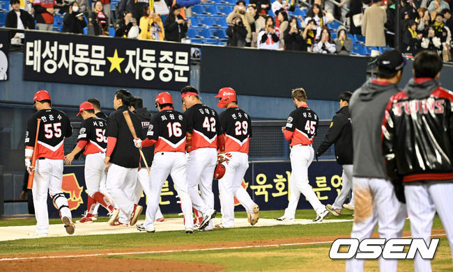 ‘문책성 2군행’ 감독이 공개 경고했는데…포구 실수, 중계 실수, 기록되지 않은 실책 ‘자멸’ 왜 이러나