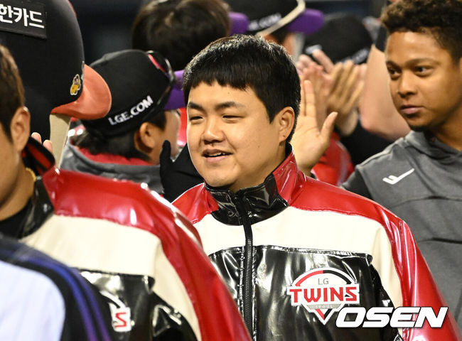 “예의를 갖춰야했다” KIA팬 향해 90도 폴더 인사…52억 FA의 ‘LG 데뷔전’, 1이닝 퍼펙트 완벽하네 [오!쎈 인터뷰]