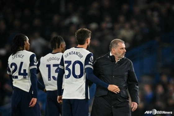 '대굴욕' 토트넘, 이런 최악 기록은 없었다! 손흥민 코앞에서 '욕설 세례' 한가득... '공개 저격' 감독 망언 논란까지