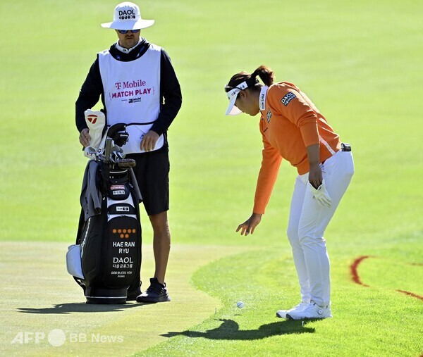 유해란, 'LPGA 신인왕 출신'끼리 연장 끝에 16강행 좌절 [LPGA 매치플레이]