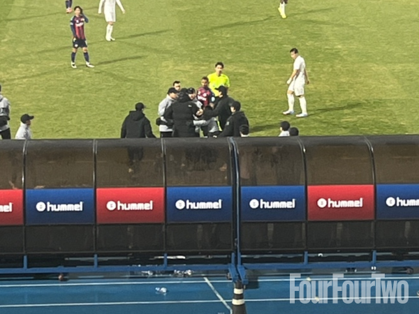 [k1.live] '가슴 철렁' 경기 도중 공에 얼굴 '퍽' 맞고 쓰러진 김은중 감독...다행히