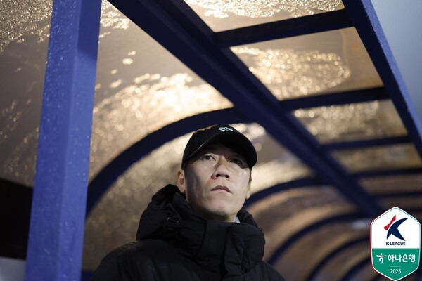 [k1.live] '가슴 철렁' 경기 도중 공에 얼굴 '퍽' 맞고 쓰러진 김은중 감독...다행히