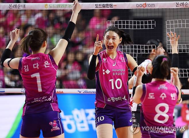 여자배구 흥국생명, 6년 만에 통합우승…김연경, 화려한 피날레