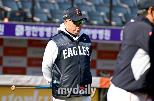 타율 2할타자가 한화 1등 실화? 이렇게 안 맞을 수가…66세 노장 야구 인생에 처음이다