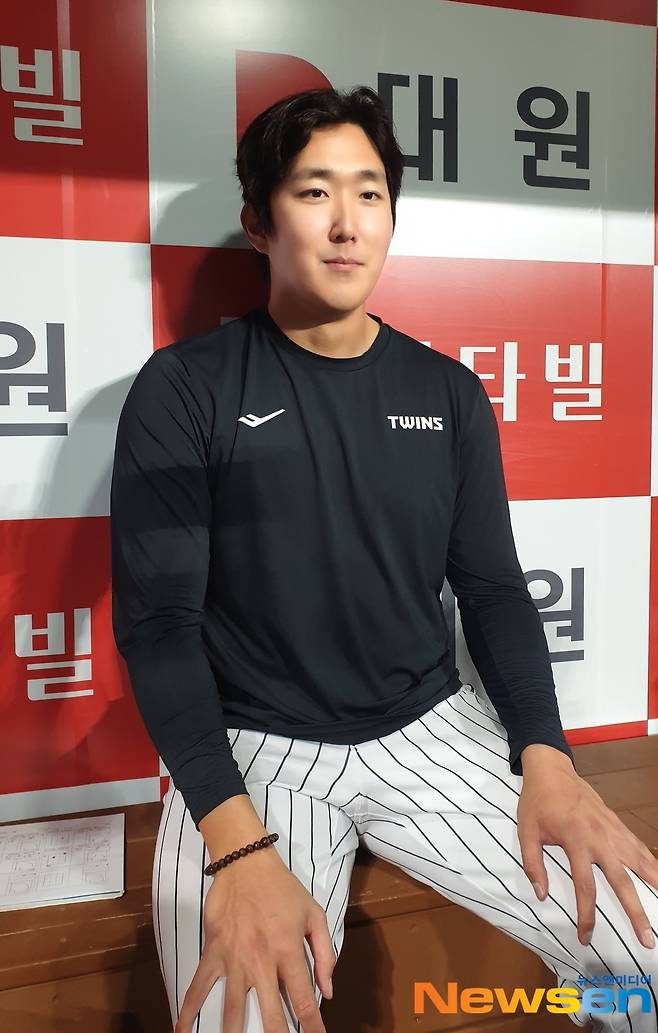 3연승 ‘다승 선두’ 손주영 “내년 개막전 선발? 아직 시기상조..롤모델 김광현 선배와 맞대결 고대”