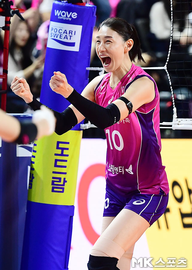 ‘패장의 품격’ 정관장 고희진 감독의 축하 “김연경 국내 복귀 후 기다리던 우승 차지했어…너무나도 축하해” [MK현장]