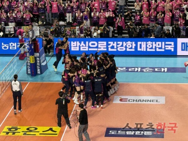 우승 확정되자 뛰쳐나간 아본단자 감독, 김연경-김수지 뜨거운 포옹[현장메모]