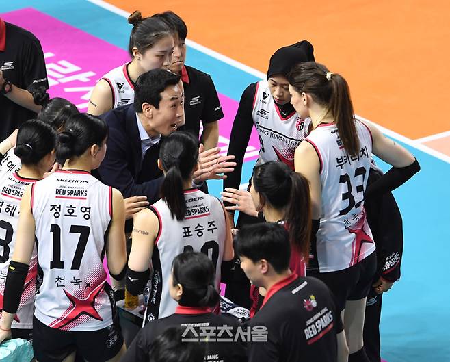 기적 같았던 명승부 연출, 정관장 고희진 감독 “김연경 대단했다, 우리 선수들 자랑스러워”[현장인터뷰]