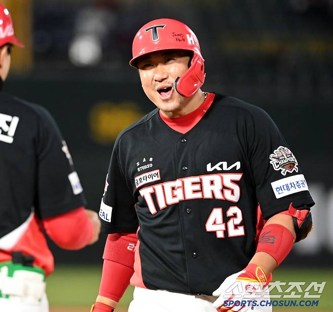 KIA 변우혁 역전타→결승타 원맨쇼! '3실책+또 무너진 정철원' 롯데 잠재웠다…디펜딩챔피언의 포효 [부산리뷰]