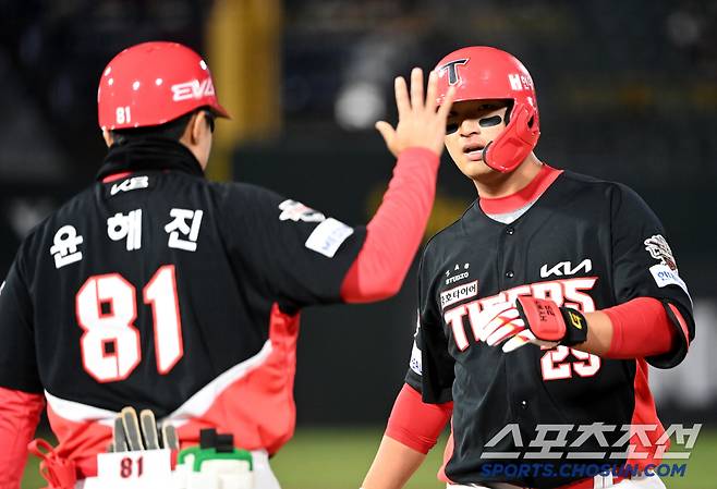 KIA 변우혁 역전타→결승타 원맨쇼! '3실책+또 무너진 정철원' 롯데 잠재웠다…디펜딩챔피언의 포효 [부산리뷰]