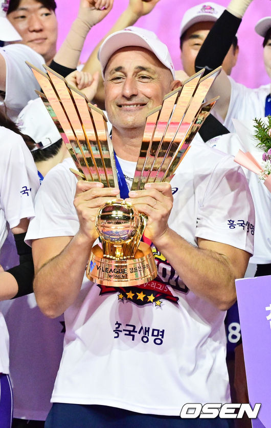 첫 우승하고 흥국생명 떠나는 아본단자 감독 “김연경 없었다면 이길 수 없었다” [오!쎈 인천]