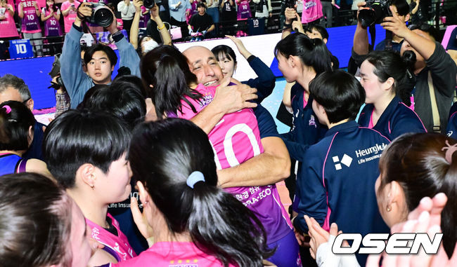 첫 우승하고 흥국생명 떠나는 아본단자 감독 “김연경 없었다면 이길 수 없었다” [오!쎈 인천]