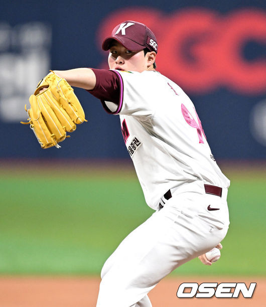 ‘볼볼볼볼볼볼볼볼볼볼볼볼’ 18세 신인이 흔들렸는데, ML 출신 외인의 치명적인 실책이 불을 지르다…2이닝 69구 9실점 대참사