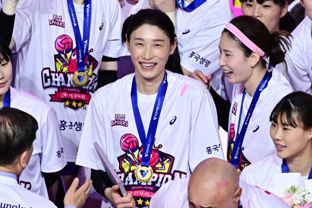 '아듀 배구여제' 김연경 웃으며 떠났다