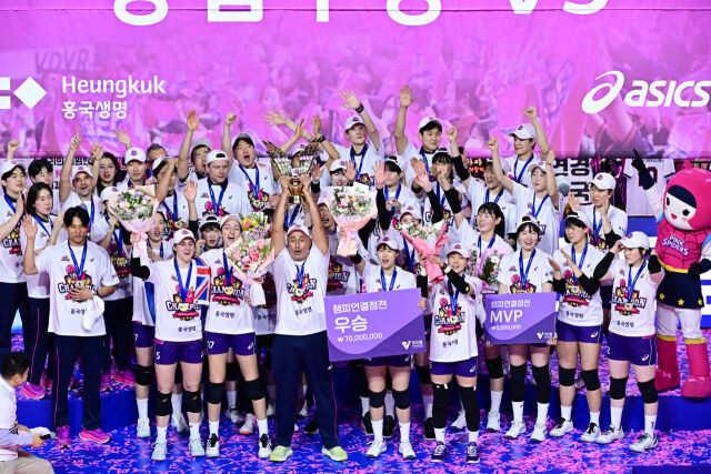 '아듀 배구여제' 김연경 웃으며 떠났다