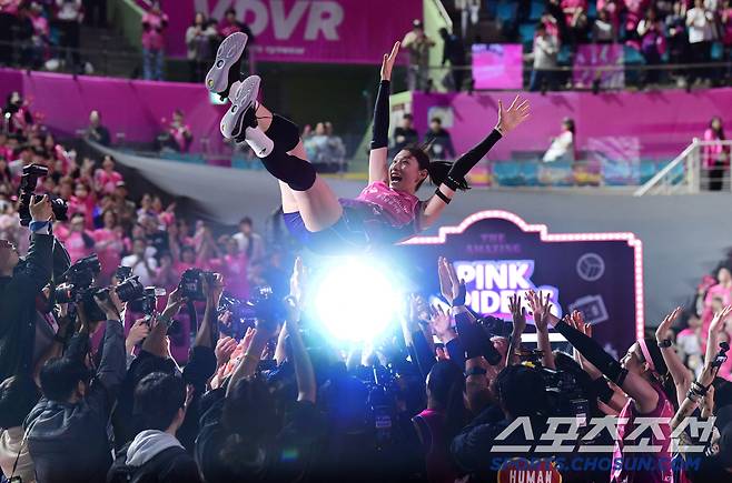 '폭싹 속았수다' 팬들은 눈물바다, '그동안 수고했어 함께해서 행복했어' 배구여제의 화려한 피날레[인천현장]
