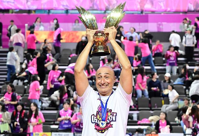 '아본단자와 작별' 흥국생명, 새 감독 영입 착수…피치와는 동행