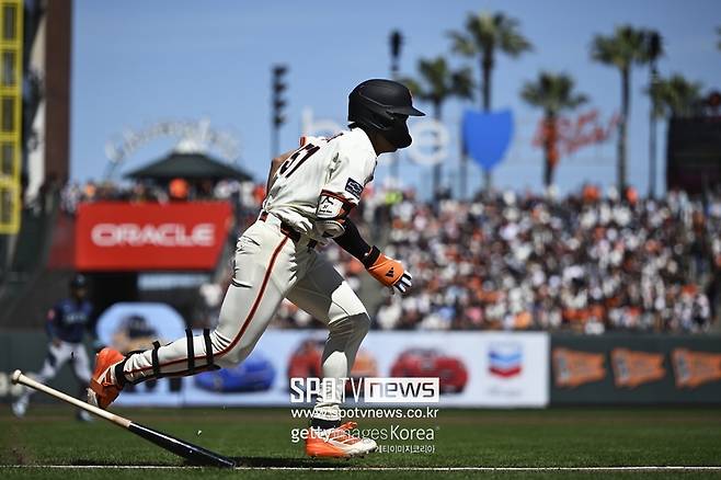 이정후, MLB 데뷔 첫 3루타에 안타+2루타까지…3안타 경기→SF 대역전승