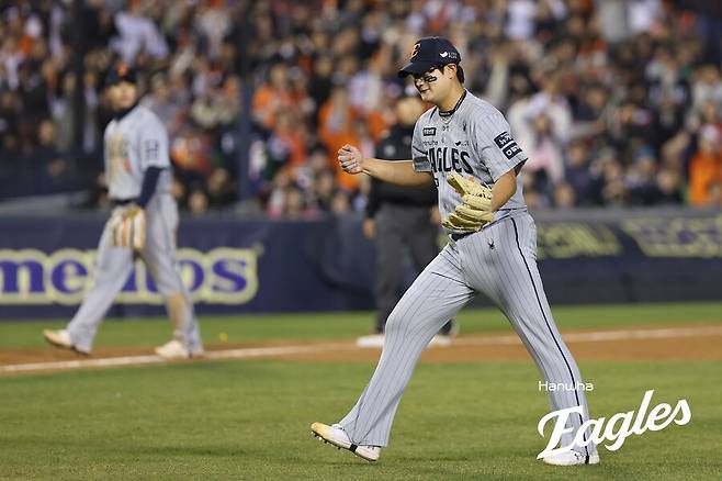 20살 한화 새 마무리, 두통 안고 1점 차 지켰다