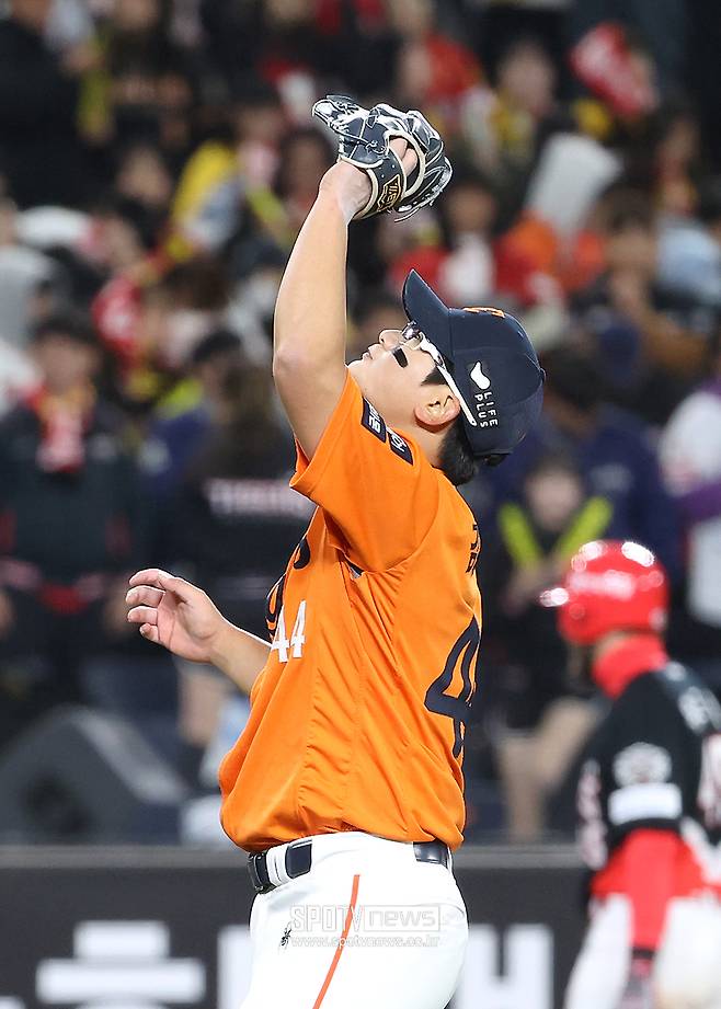 20살 한화 새 마무리, 두통 안고 1점 차 지켰다