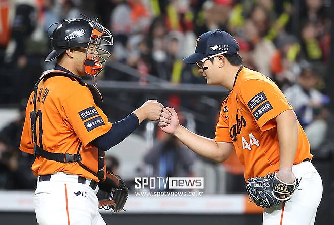 20살 한화 새 마무리, 두통 안고 1점 차 지켰다