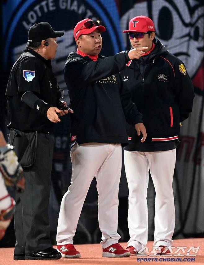 분통 터뜨린 꽃감독의 거센 항의…이유는? 피치클락 '허점' 뚫렸나 [부산초점]