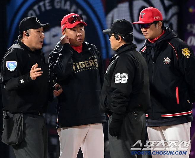분통 터뜨린 꽃감독의 거센 항의…이유는? 피치클락 '허점' 뚫렸나 [부산초점]