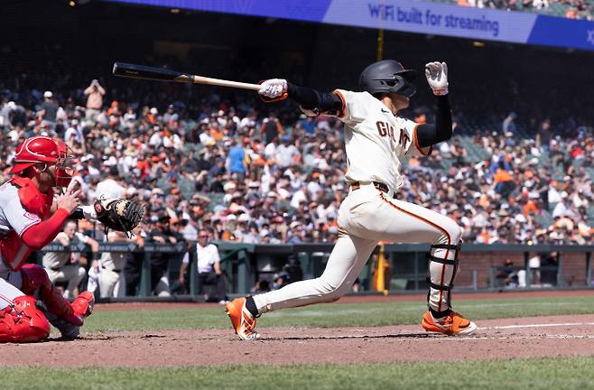 '바람의 손자' 이정후, 데뷔 첫 3루타 포함 3안타… SF, 연패 탈출