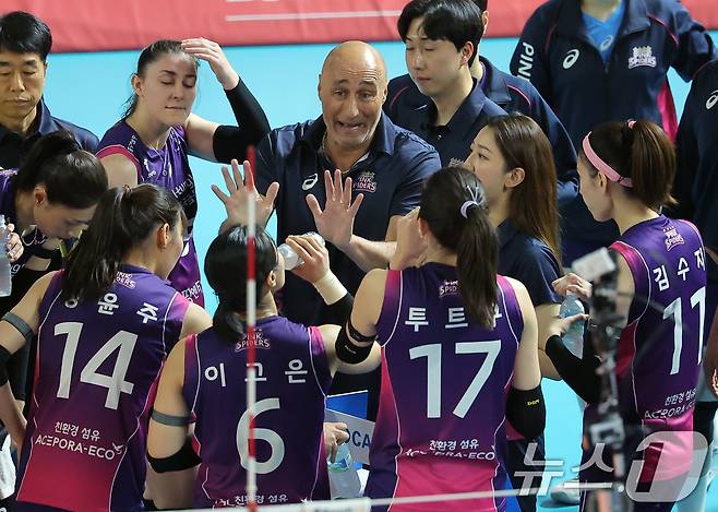 아본단자 떠난 흥국생명, 日 출신 여성 지도자 요시하라 감독 낙점