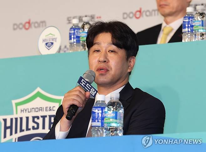 프로배구 김종민 감독, 같은 팀 코치로부터 폭행 혐의 피소