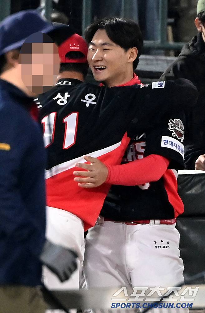 '갑자기?' 조상우 기습 포옹에 화들짝, 멋쩍었던 곽도규의 반응은?