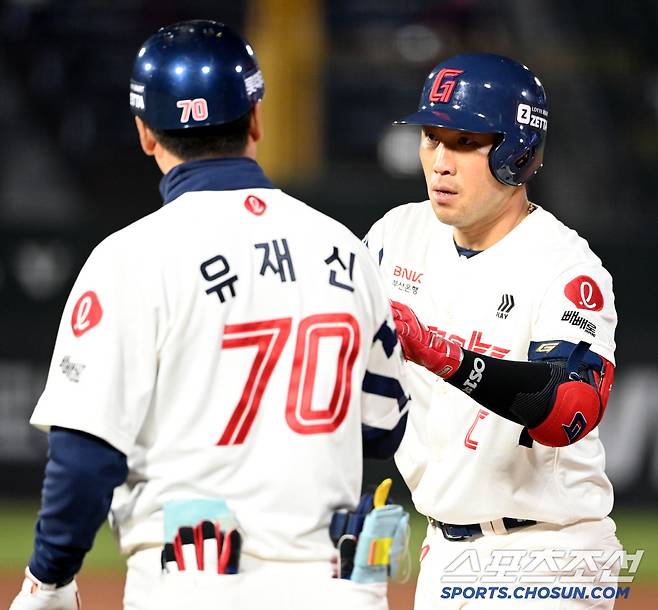 '갑자기?' 조상우 기습 포옹에 화들짝, 멋쩍었던 곽도규의 반응은?