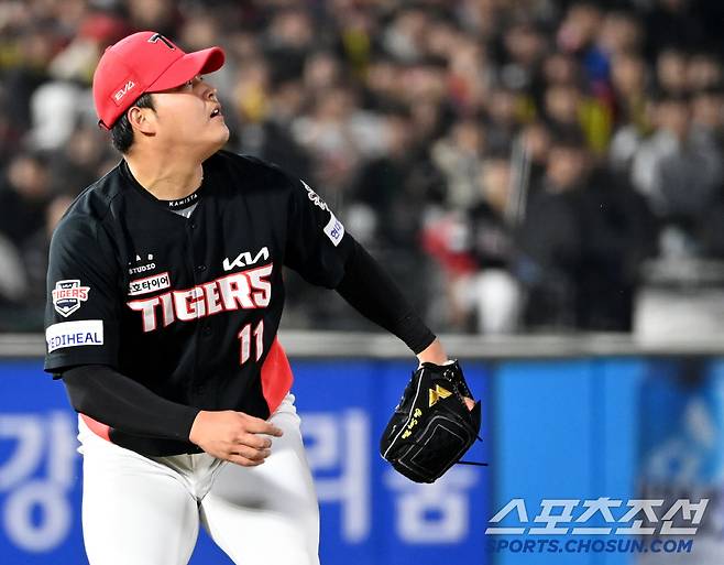 '갑자기?' 조상우 기습 포옹에 화들짝, 멋쩍었던 곽도규의 반응은?