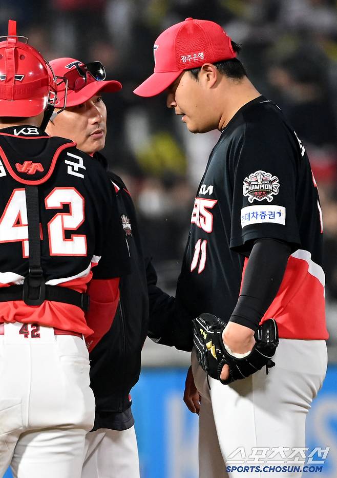 '갑자기?' 조상우 기습 포옹에 화들짝, 멋쩍었던 곽도규의 반응은?