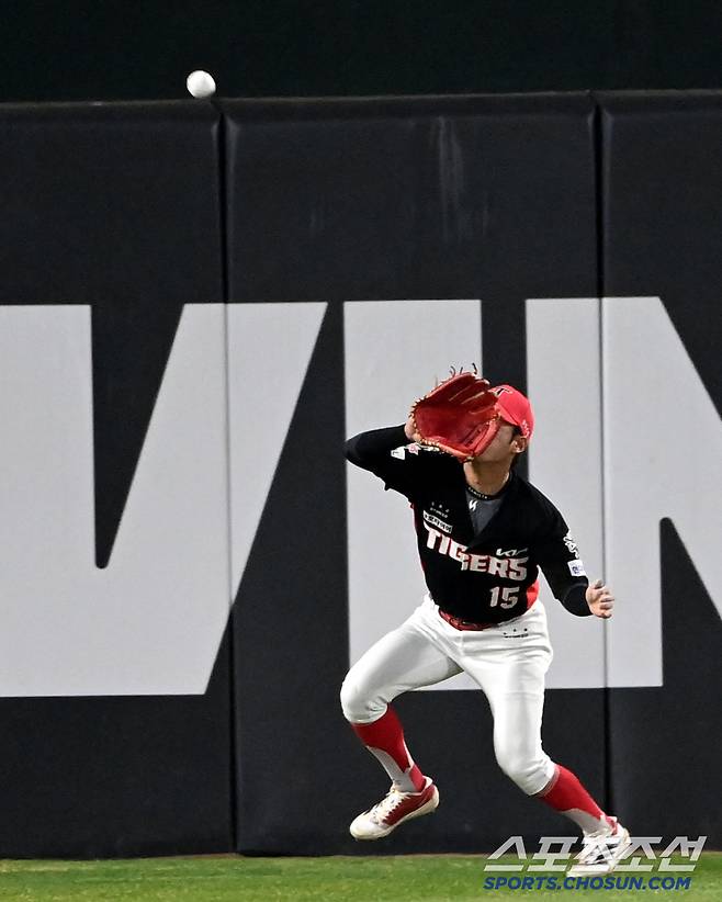 '갑자기?' 조상우 기습 포옹에 화들짝, 멋쩍었던 곽도규의 반응은?