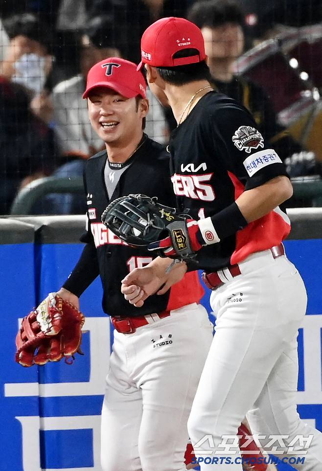 '갑자기?' 조상우 기습 포옹에 화들짝, 멋쩍었던 곽도규의 반응은?