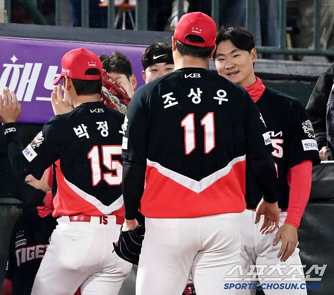 '갑자기?' 조상우 기습 포옹에 화들짝, 멋쩍었던 곽도규의 반응은?